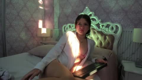Snapshot of hellencute18_ chatting on July 8, 2026, 11:04 am online show from July 8, 2026, 11:04 am