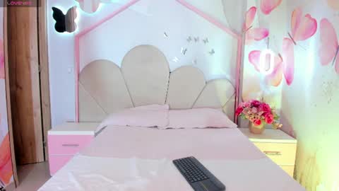 Snapshot of hellencute18_ chatting on August 1, 2026, 10:25 am online show from August 1, 2026, 10:25 am