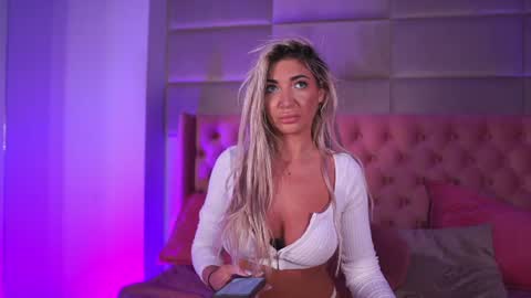 hellenroyy online show from June 15, 2026, 3:20 am