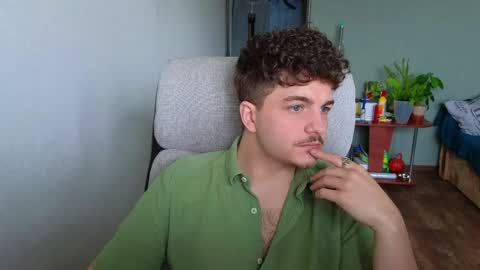 Snapshot of hellish_sugar chatting on May 13, 2026, 6:11 am Remy online show from May 13, 2026, 6:11 am