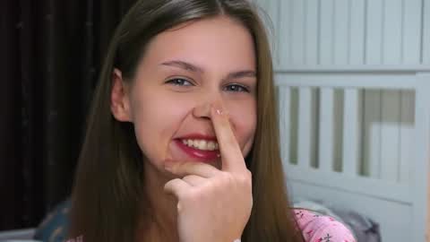 Nicole online show from April 17, 2026, 8:23 pm