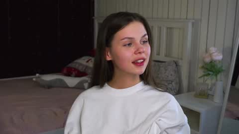 Nicole online show from April 19, 2026, 7:27 pm