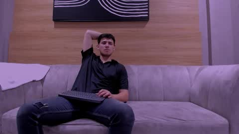 heteros men online show from December 3, 2025, 2:37 pm