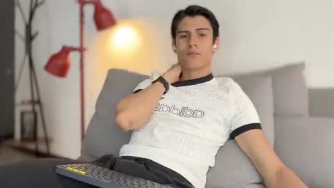 Snapshot of hey_cesard chatting on July 18, 2026, 4:55 pm hey_cesard online show from July 18, 2026, 4:55 pm