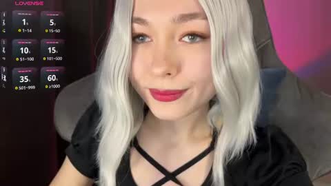 Snapshot of hey_nora_ chatting on June 19, 2026, 11:19 pm Nora online show from June 19, 2026, 11:19 pm