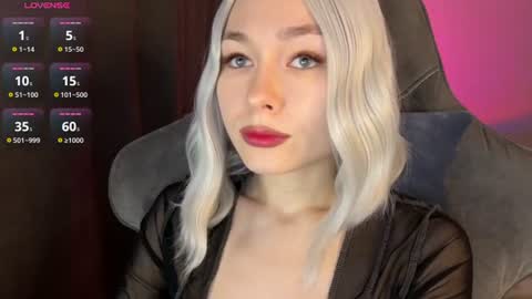 Snapshot of hey_nora_ chatting on June 22, 2026, 1:18 am Nora online show from June 22, 2026, 1:18 am