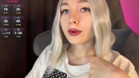 Snapshot of hey_nora_ chatting on June 23, 2026, 3:26 am Nora online show from June 23, 2026, 3:26 am