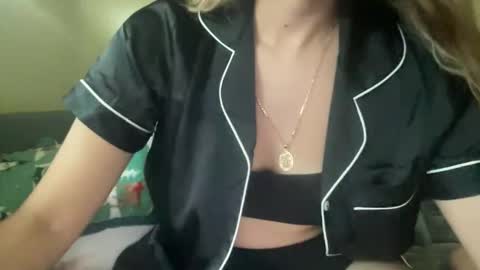 Snapshot of heybluebabe chatting on November 14, 2025, 9:02 pm Blue online show from November 14, 2025, 9:02 pm