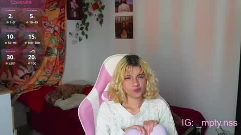 hi_scarlett online show from September 18, 2025, 6:43 pm