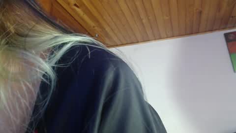 hilaril18 online show from September 27, 2025, 5:29 pm