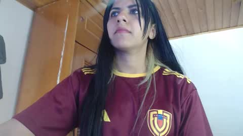 hilaril18 online show from October 5, 2025, 4:27 pm