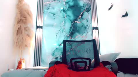 Hilary Avilan online show from September 10, 2025, 7:47 pm