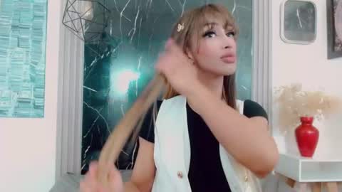 Snapshot of hilary_avilan chatting on June 23, 2026, 7:12 pm Hilary Avilan online show from June 23, 2026, 7:12 pm