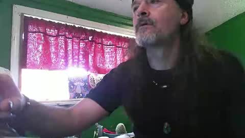 hippiedad333 online show from April 19, 2026, 9:50 pm