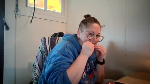 Bella online show from October 10, 2025, 12:37 pm