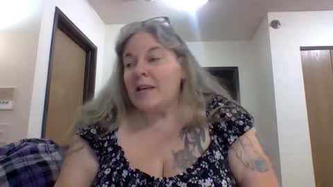 hippysnewhere online show from April 29, 2026, 2:04 am