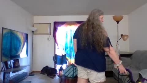 hippysnewhere online show from May 18, 2026, 8:47 pm