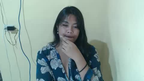 Layla3 online show from April 11, 2026, 3:38 pm