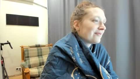 Snapshot of holistic_woman chatting on July 9, 2026, 2:43 pm holistic_woman online show from July 9, 2026, 2:43 pm