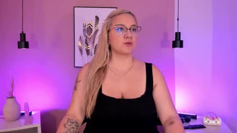 Hollie online show from September 20, 2025, 11:33 am