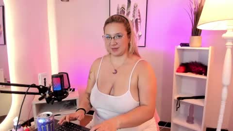 Hollie online show from April 23, 2026, 12:29 pm