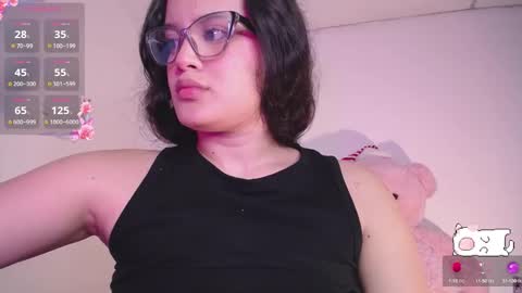 holly_16 online show from December 3, 2024, 12:46 am