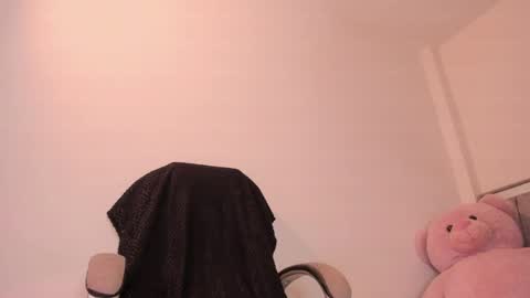 holly_16 online show from May 5, 2026, 11:24 pm