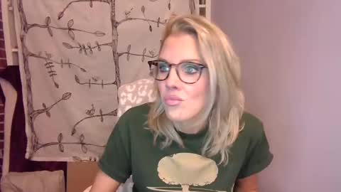 holly_bourbon online show from October 5, 2025, 1:37 am