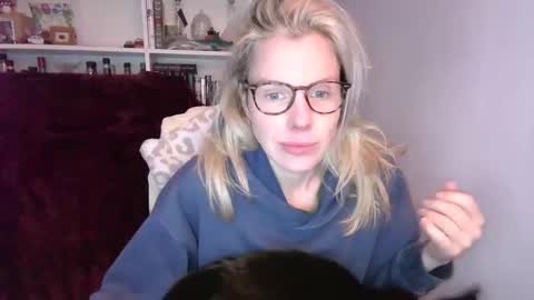 holly_bourbon online show from April 7, 2026, 11:04 pm