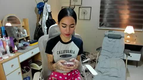 holly_cassandra online show from March 4, 2026, 1:06 pm