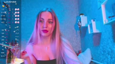 holly_molly8 online show from January 3, 2025, 8:11 pm