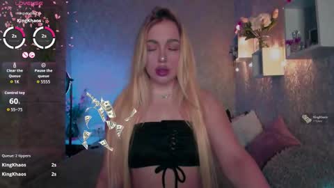 holly_molly8 online show from December 2, 2025, 2:56 pm