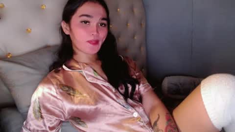 Snapshot of holly_sunshine69 chatting on August 4, 2026, 4:42 pm Apple online show from August 4, 2026, 4:42 pm