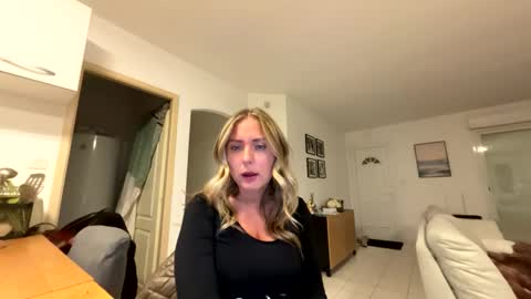 Snapshot of hollyandelon chatting on February 17, 2026, 10:49 pm hollyandelon online show from February 17, 2026, 10:49 pm