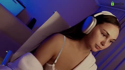 hollyextra online show from February 20, 2025, 5:18 pm