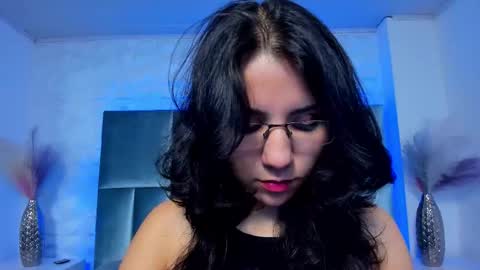 hollypeach_ online show from November 24, 2025, 8:08 pm