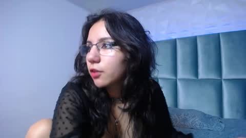 hollypeach_ online show from December 1, 2025, 7:52 pm