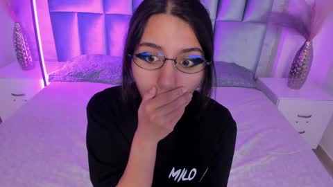 hollypeach_ online show from April 20, 2026, 7:37 pm