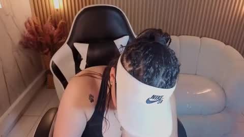 Holly  online show from November 15, 2025, 1:18 pm