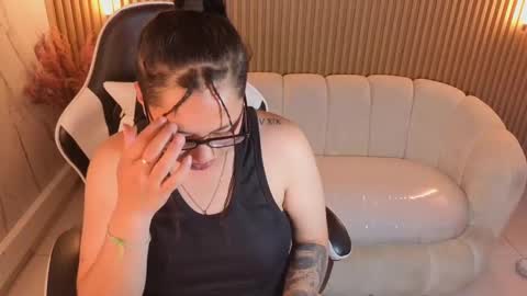 Holly  online show from November 19, 2025, 1:16 am