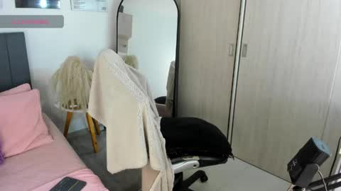 Snapshot of hollyprincess_2 chatting on May 4, 2026, 3:24 am holly princess mermaid online show from May 4, 2026, 3:24 am