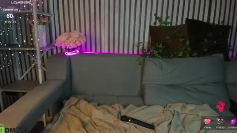 Snapshot of hollyray_ chatting on April 14, 2026, 1:44 am Holly online show from April 14, 2026, 1:44 am