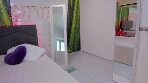 HollyTaillor online show from September 9, 2025, 5:29 am