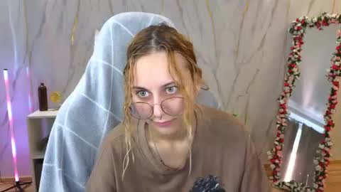 Snapshot of hollyy_pollyyyy chatting on August 10, 2026, 2:37 am Polly online show from August 10, 2026, 2:37 am