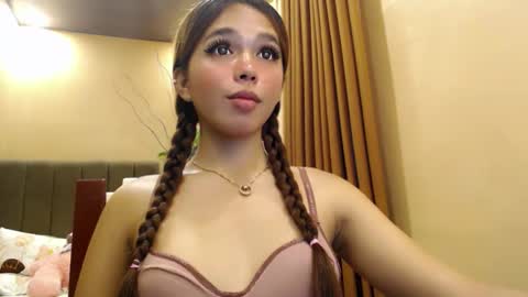 Snapshot of holy_molly1 chatting on June 6, 2026, 3:11 am holy_molly1 online show from June 6, 2026, 3:11 am
