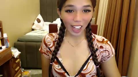 Snapshot of holy_molly1 chatting on June 24, 2026, 4:33 am holy_molly1 online show from June 24, 2026, 4:33 am