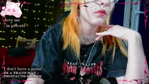 Snapshot of honelin chatting on February 13, 2025, 4:50 pm Honelints boyblonde hair AsterMIntfemboybrown hair online show from February 13, 2025, 4:50 pm