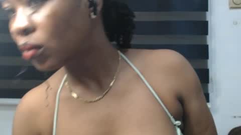 Snapshot of honey_dollxx chatting on May 27, 2026, 6:32 am Flora online show from May 27, 2026, 6:32 am