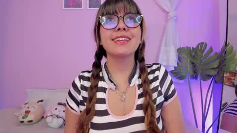 Snapshot of honey_m0on chatting on April 25, 2026, 5:54 pm Milenka online show from April 25, 2026, 5:54 pm