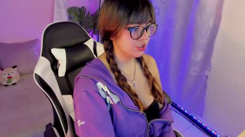 Snapshot of honey_m0on chatting on May 7, 2026, 7:08 pm Milenka online show from May 7, 2026, 7:08 pm